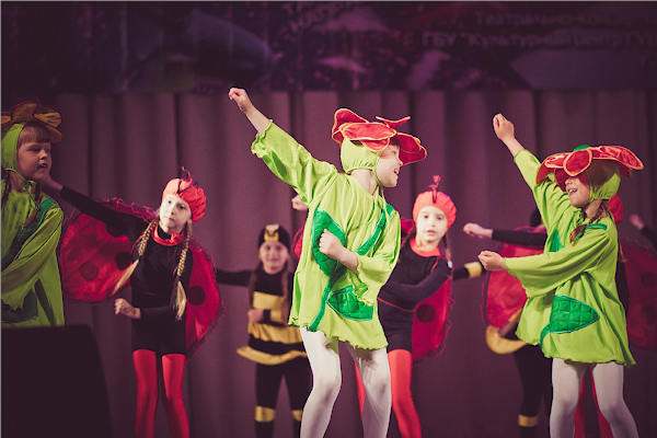 Дети на сцене в Тольятти танцуют современный танец